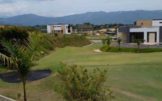 Espectacular lote en condominio Valle de España