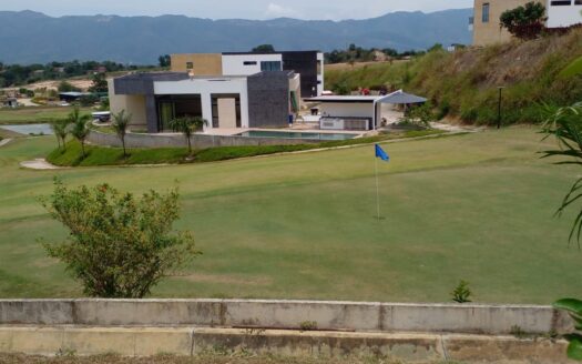 Espectacular lote en condominio Valle de España