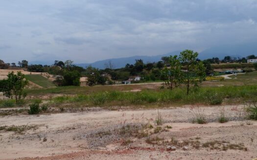 Espectacular lote en condominio Valle de España