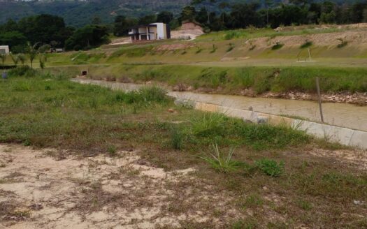 Espectacular lote en condominio Valle de España