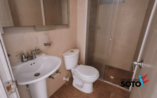 VIVA FRENTE A UN PARQUE EN EL BARRIO ANTONIA SANTOS