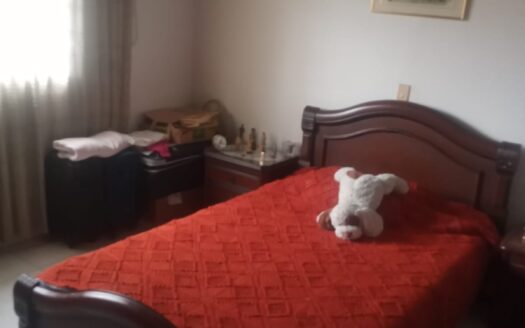 CASA AMPLIA Y MUY BIEN SITUADA EN LA VICTORIA