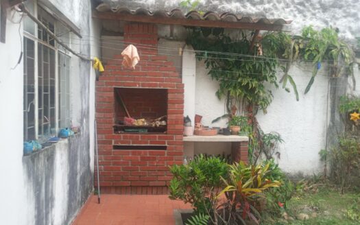 CASA AMPLIA Y MUY BIEN SITUADA EN LA VICTORIA