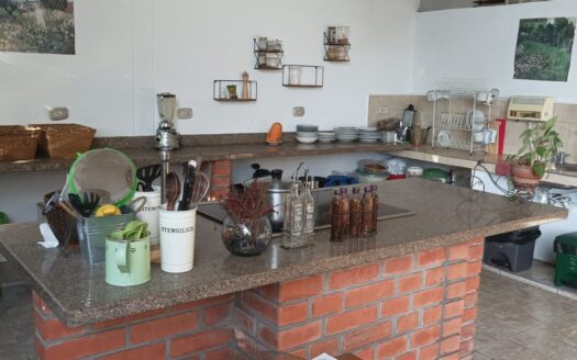 CASA AMPLIA MUY BIEN SITUADA EN SAN ALONSO