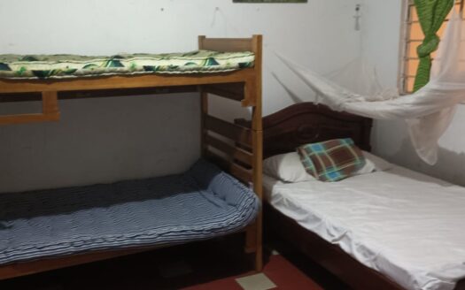 CASA AMPLIA MUY BIEN SITUADA EN SAN ALONSO