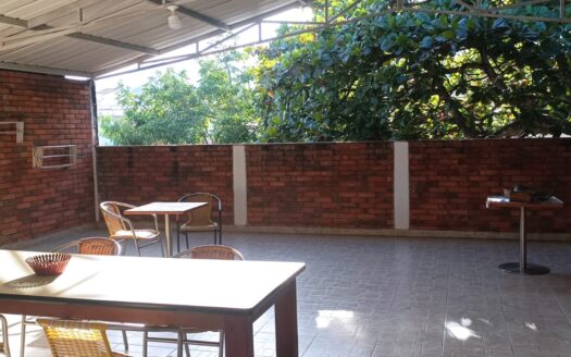 CASA AMPLIA MUY BIEN SITUADA EN SAN ALONSO