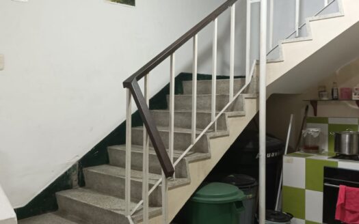 CASA AMPLIA MUY BIEN SITUADA EN SAN ALONSO