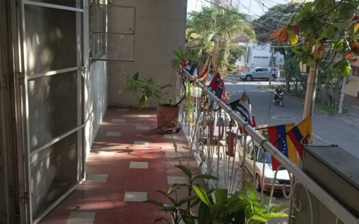 CASA AMPLIA MUY BIEN SITUADA EN SAN ALONSO