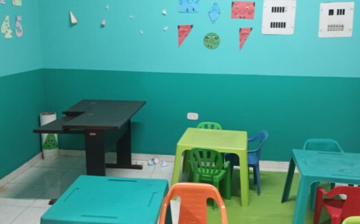 CASA AMPLIA MUY BIEN SITUADA EN SAN ALONSO